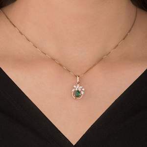 Collier pendentif poire émeraude avec accents de diamants en or – Élégant pendentif floral en diamant pour femme - Product Image 1