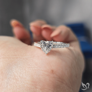 Anillo de Diamante Cultivado en Laboratorio con Forma de Corazón y Banda Pavé Tipo Catedral, 1ct, Certificado IGI, Oro Blanco de 10K, Anillo de Compromiso - Product Image 5