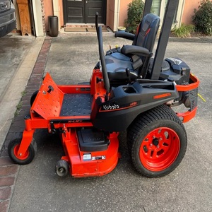 Tondeuse à gazon Kubota Z231 Premium à braquage zéro, équipée d'un moteur Kawasaki de 21,5 CV et d'un plateau de coupe large de 42 pouces pour une coupe de précision. - Product Image 4