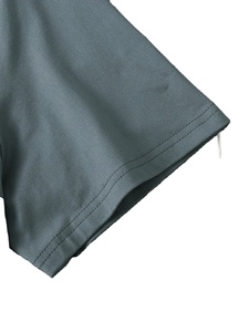 Nuestra camiseta personalizada de algodón y poliéster para hombres Algodón de origen responsable y poliéster duradero para una elección sostenible - Product Image 5