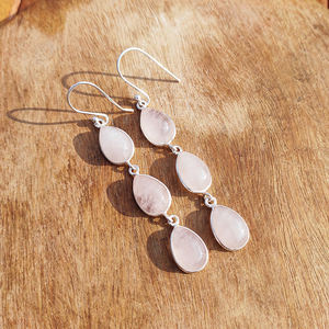 Pendientes Elegantes de Cuarzo Rosa con Triple Gota de Piedra Preciosa Rosa, Joyería Plateada - Product Image 2