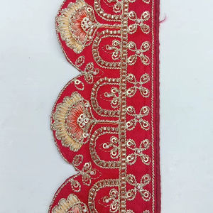 Caractéristiques de design : Tissu 100 % polyester rouge vif, base écologique, fleurs ombrées rose perle brodées, style traditionnel et romantique - Product Image 1