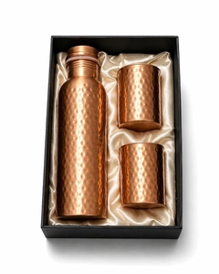 Collection de vaisselle en cuivre pur – Bouteille en cuivre semi-martelé semi-lisse avec 2 verres dans un coffret cadeau rouge rigide - Product Image 5
