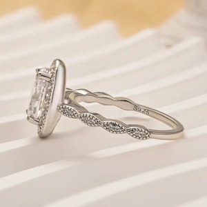 Nouvelle Arrivée Bague de Fiançailles Vintage en Argent Sterling Plaqué Or Blanc avec Moissanite Ovale Effet Halo et Diamants en Argent 925 à Vendre - Product Image 2