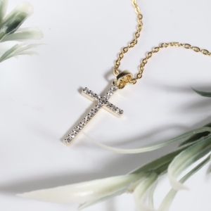 Colgante de Cruz Crucifijo de Oro con Diamante Cultivado en Laboratorio, Diseño Clásico Religioso, Cadena de Eslabones con Pavé de Una Sola Hilera, Joyería Fina, Regalo para Mujer - Product Image 1
