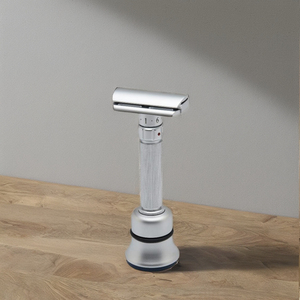 Maquinilla de Afeitar de Seguridad Ajustable con Mango de Latón y Hoja de Acero Inoxidable, Revolucionaria para el Afeitado en Húmedo y Depilación Masculina, Hecha en Gujarat - Product Image 2