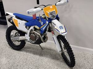 HOT 2025 Husqvarna FE 450 Heritage Nouvelle Moto Dual Sport - Product Image 4