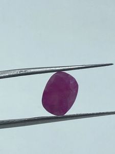 Pierre précieuse naturelle de qualité supérieure, de couleur rose violacée, taillée en forme ovale, 3,85 carats - Product Image 2