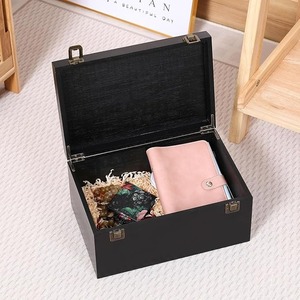 Coffre en bois noir élégant avec fermoirs métalliques anciens et poignée supérieure en cuir pour un rangement et une décoration intérieure sophistiqués et modernes - Product Image 5