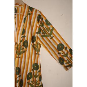 Robe longue en coton imprimée à la main pour femme, motif floral rayé moutarde, coupe ample, col en V - Product Image 2