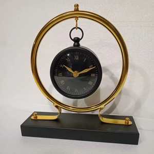 Horloge de table tendance en pierre d'agate bleue et blanche dégradée, chiffres romains dorés, bords dorés, aiguilles rouge-or, tranche naturelle unique - Product Image 6