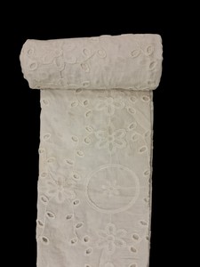 Tela Bordada con Ojales de Algodón Blanco Premium en Oferta – 100% Algodón Puro, Tela Floral Schiffli Teñible para Vestidos - Product Image 4