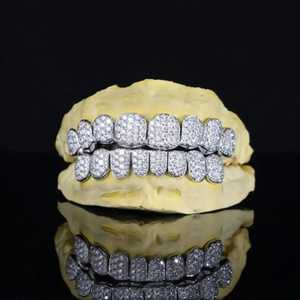 Meilleures ventes : Ensemble de grillz diamantés de luxe, bijoux dentaires étincelants, accessoires buccaux hip-hop, disponible à la vente - Product Image 5
