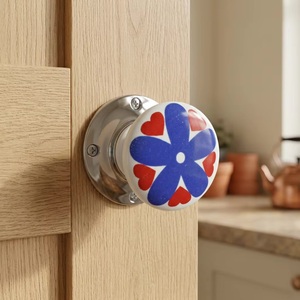 Bouton de meuble rond en porcelaine avec motif de fleur bleue et de cœur rouge, style traditionnel pour l'ameublement de cuisine - Product Image 1