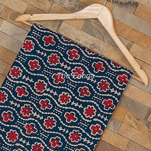 Beau tissu de coton floral imprimé de bloc de main indien organique polyvalent pour la décoration intérieure artisanat bâches de voiture tenues pour garçons - Product Image 2