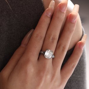 Bague Solitaire Premium en Or Massif 18K Bicolore avec Diamant de Laboratoire de 4,5 carats, Coupe Ancienne Inspirée de l'Époque Antique, Accents Saphir Bleu - Product Image 1