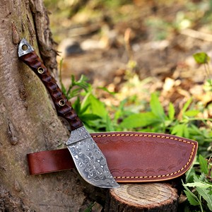 Couteau à lame fixe en acier Damas fait main, fourreau en cuir, EDC, pleine lame, pour la chasse, le dépecage, le camping, manche en bois de rose, personnalisable OEM/ODM - Product Image 1