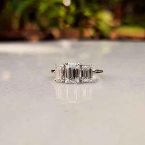 Bague en argent de qualité supérieure avec trois pierres de moissanite taille émeraude, élégante, disponible au meilleur prix depuis l'Inde - Product Image 2