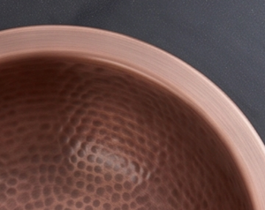 Évier de cuisine rond en cuivre fait main de qualité supérieure, à cuve unique, surface brossée, design rustique, installation sur plan. - Product Image 2