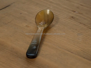 Ensemble de cuillères de service artisanales en corne de buffle rayée, ustensiles de cuisine rustiques, naturels, écologiques, durables et légers pour les fêtes - Product Image 2