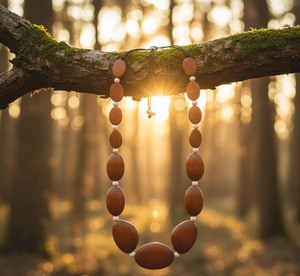 Collier artisanal en bois de longueur opéra : Formes de bonbons variées avec entretoises en résine blanche et finition cirée - Product Image 6