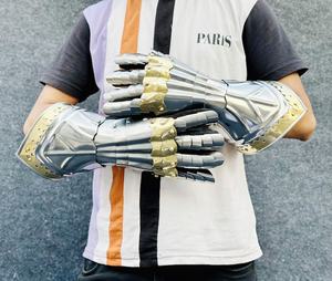 Gants en acier inoxydable plaqués or, émail doux gaufré, style armure de chevalier moderne et antique, Calvin Handicrafts, objet d'art de collection - Product Image 1
