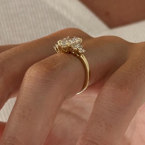 Bague de fiançailles à cinq pierres en diamant de laboratoire taille poire de 2 carats, bague de demande en mariage classique, certifiée IGI - Product Image 6