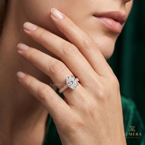 Anillo de diamantes de corte ovalado llamativo con piedra central brillante, hombros con pavé de triple fila, galería con micro pavé y banda ancha - Product Image 5