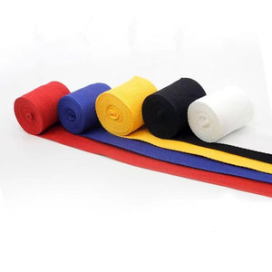 Protege tus manos con estilo: Guantes de boxeo y combate con correas elegantes - Product Image 2