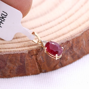 Colgante de Oro Amarillo Sólido de 14K al por Mayor con Rubí Ovalado Natural y Diamantes Redondos Engastados en Puntas, Joyas de Recuerdo - Product Image 5