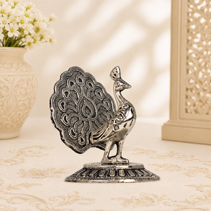 Sculpture traditionnelle indienne en métal représentant un paon, avec des plumes sculptées en détail, objet décoratif pour cadeaux festifs et accents d'intérieur - Product Image 1