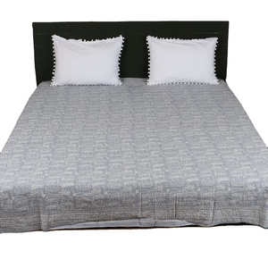 Juego de Sábanas de Algodón Hechas a Mano con Diseño de Pez Grisáceo Kantha para Uso Doméstico o Hotelero - Product Image 1