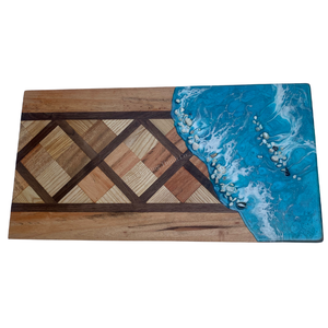Planche à découper en bois faite à la main avec design océanique en résine bleue, style côtier, vaisselle de cuisine - Product Image 5