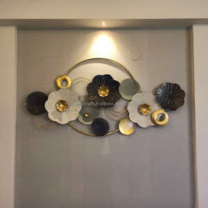 Décoration murale moderne en métal vertical, sculpture florale grimpante encadrée gris argenté pour salon et chambre à coucher - Product Image 2