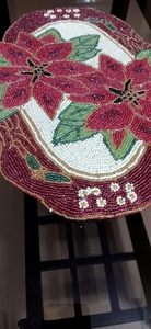 Set de table en tissu bohème fait main, durable, de forme irrégulière, motif poinsettia, rouge et vert, décoratif avec perles - Product Image 4