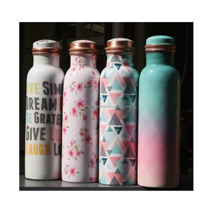 Bouteille d'eau en cuivre de qualité supérieure, conçue pour une utilisation régulière, inspirée des pratiques ayurvédiques traditionnelles de vie saine. - Product Image 6