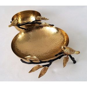 En gros, élégant saladier en métal doré martelé avec motif branche d'oiseau, plat de service pour fruits et salades, centre de table décoratif - Product Image 1