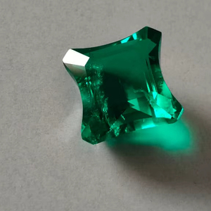 Piedra Preciosa Verde Cultivada en Laboratorio de Alta Calidad, Forma Personalizada, Corte Personalizado, Alta Claridad, para Joyería Artesanal - Product Image 1