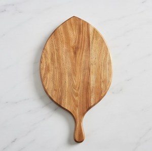 Tabla de cortar de madera premium con forma de hoja y asa, bloque de cortar marrón con veta de madera natural - Product Image 2