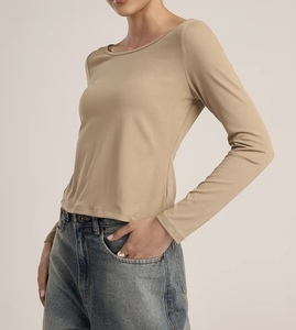T-shirt femme en tissu premium, manches courtes, coupe slim, crop top pour adolescentes et femmes, haute qualité, basique mais au look élégant. - Product Image 2