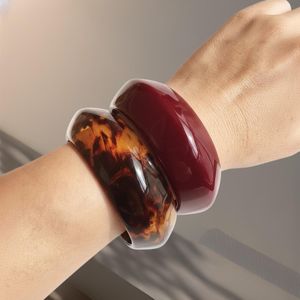 สร้อยข้อมือเรซิ่นทำมือทรงกลมสีน้ำตาลและสีแดง เครื่องประดับแฟชั่นสำหรับผู้หญิง ของสะสมงานศิลปะ - Product Image 3