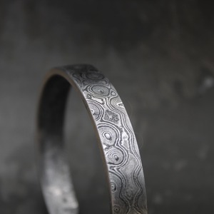 Brazalete de Acero de Damasco Forjado a Mano - Joyería Vikinga Única, Regalo de Aniversario Exclusivo, Brazalete Martillado - Product Image 6