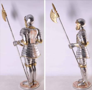Statue classique d'un chevalier en armure argentée, tenant une longue épée et un grand bouclier à crête, décoration, disponible à prix de gros. - Product Image 3