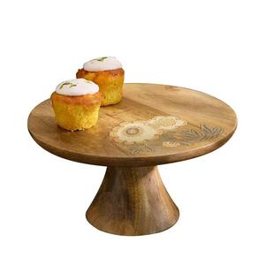 Support à gâteau rond en bois fait main avec base côtelée, finition naturelle - Product Image 4