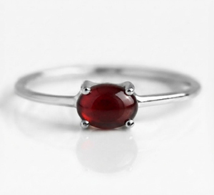 Bague solitaire Rhaya Jewels pour femme, classique et tendance, en argent sterling 925 plaqué rhodium, avec grenat cabochon taille ovale et sertissage à griffes - Product Image 1