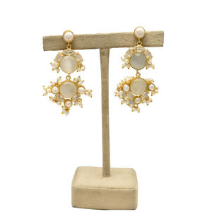 Boucles d'oreilles 3 couches pour femme, en laiton plaqué or 24 carats, avec zircone cubique et perle d'eau douce, couleur blanc crème, magnifiques, pour mariage - Product Image 3