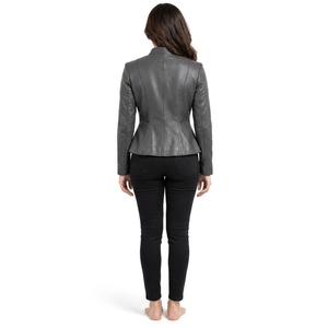 Chaqueta de cuero moderna para mujer, hecha con material duradero y ajuste cómodo, que ofrece un acabado suave y costuras impecables. - Product Image 3