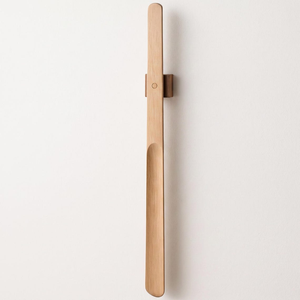 Cuchara para zapatos de madera natural de 50 cm con mango largo y soporte magnético de pared, ayuda para poner zapatos fácilmente, para el cuidado de calzado en la entrada. - Product Image 2