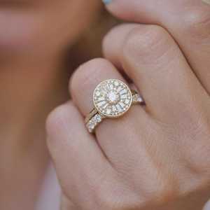 Anillo de Compromiso Art Deco Vintage Personalizado con Halo, Banda Moderna, Diamantes Redondos y Baguette Cultivados en Laboratorio, Oro Sólido de 14K, Venta al Por Mayor - Product Image 6