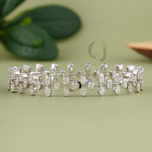 Pulsera de Oro Blanco de 14K con Diamantes Cultivados en Laboratorio, 7.55CT, Corte Ovalado, Color G, Motivo Artístico de Hojas, Joyería Fina, Tono de Oro Blanco para Mujer - Product Image 3